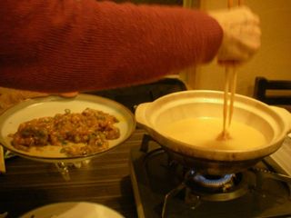 箸で挽肉と卵黄を混ぜ、一口サイズにして鍋へ